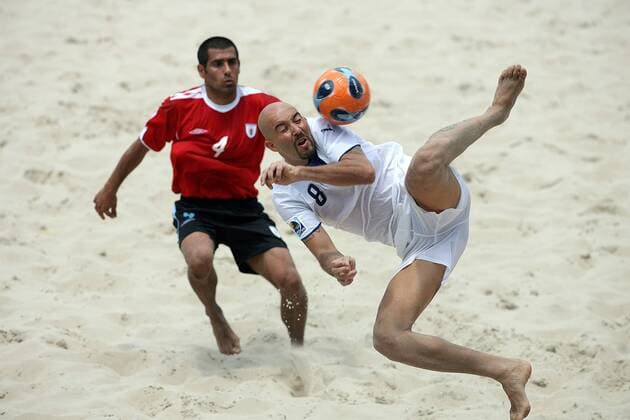 Alessandro Tiberi (Italien, re.) gegen Coco (Uruguay) Beachsoccer WM Herren FIFA Beach Soccer World Cup 2007, Länderspiel, Nationalteam, Nationaltrikot, Uruguay - Italien 3:2 Gruppe Rio de Janeiro Dynamik, Beachsoccer WM Herren FIFA Beach Soccer World Cup 2007, Länderspiel, Nationalteam, Nationaltrikot, Uruguay - Italien 3:2 Gruppe Rio de Janeiro Dynamik,