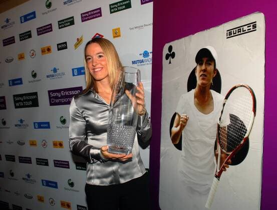 Justine Henin (Belgien) präsentiert stolz die Trophäe für die an Nummer Eins gesetzte beim WTA Masters Cup 2007 nebst einer Spielkarte mit ihrem Foto -  Tennis WM Damen Sony Ericsson Championships 2007, WTA Tour, Pressekonferenz, Pressetermin, Einzelbild Madrid Tennis WM Damen Sony Ericsson Championships 2007, WTA Tour, Pressekonferenz, Pressetermin, Einzelbild Madrid