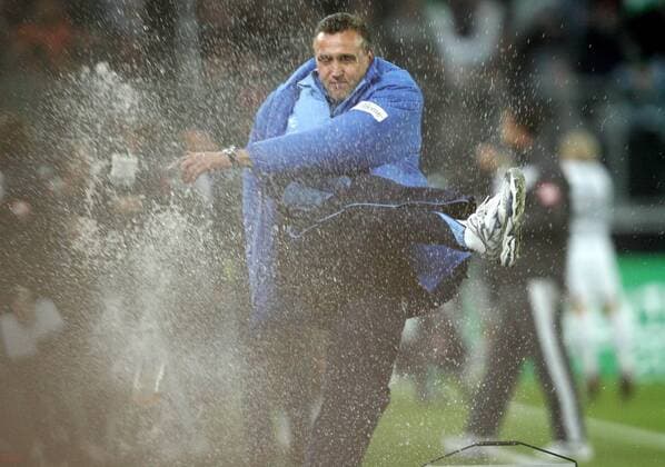 Trainer Valdas Ivanauskas (Jena) tritt wütend die Flasche weg Fußball 2. BL Herren Saison 2007 2008, FC Carl Zeiss Jena Einzelbild Mönchengladbach Enttäuschung, Verzweiflung, Wut, Fußball 2. BL Herren Saison 2007 2008, FC Carl Zeiss Jena Einzelbild Mönchengladbach Enttäuschung, Verzweiflung, Wut,