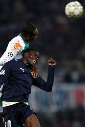 Naldo (Bremen, li.) gegen Stephen Ayodele Makinwa (Lazio Rom) -  Fußball EC 1 Herren Champions League 2007 2008, Lazio Rom - SV Werder Bremen 2:1 Gruppe Rom Dynamik, Kampf, Fußball EC 1 Herren Champions League 2007 2008, Lazio Rom - SV Werder Bremen 2:1 Gruppe Rom Dynamik, Kampf,