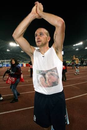 Tommaso Rocchi (Lazio Rom) trägt beim Schlussjubel ein Tshirt mit dem Konterfei seiner Frau und Tochter -  Fußball EC 1 Herren Champions League 2007 2008 Einzelbild Rom Fußball EC 1 Herren Champions League 2007 2008 Einzelbild Rom