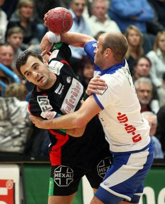 Alexandros Vasilakis (Magdeburg, li.) gegen Heiko Grimm (Großwallstadt) Handball 1. BL Herren Saison 2007 2008, TV Großwallstadt - SC Gladiators Magdeburg 34:30, SCM Gruppe Aschaffenburg Dynamik, Kampf, Handball 1. BL Herren Saison 2007 2008, TV Großwallstadt - SC Gladiators Magdeburg 34:30, SCM Gruppe Aschaffenburg Dynamik, Kampf,