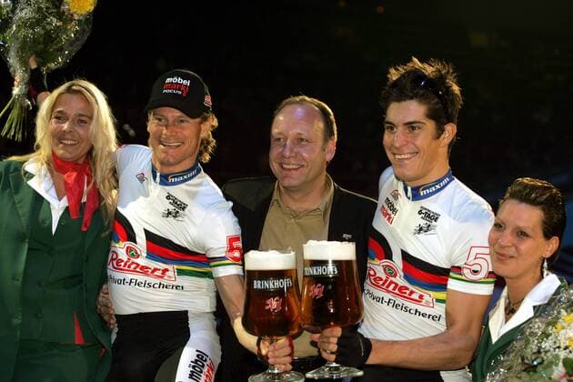 Die Sieger des Dortmunder 6 Tage Rennens Bruno Risi (li.) und Franco Marvulli (beide Schweiz) mit einem großen Glas Brinkhoffs Bier an der Seite eines Vertreters der Brauerei Radsport Herren 66. Dortmunder 6 Tage Rennen 2007, Sextagerennen, Sechstage, Sechs, SixDays, Six Days Gruppe Dortmund Freude, Radsport Herren 66. Dortmunder 6 Tage Rennen 2007, Sextagerennen, Sechstage, Sechs, SixDays, Six Days Gruppe Dortmund Freude,