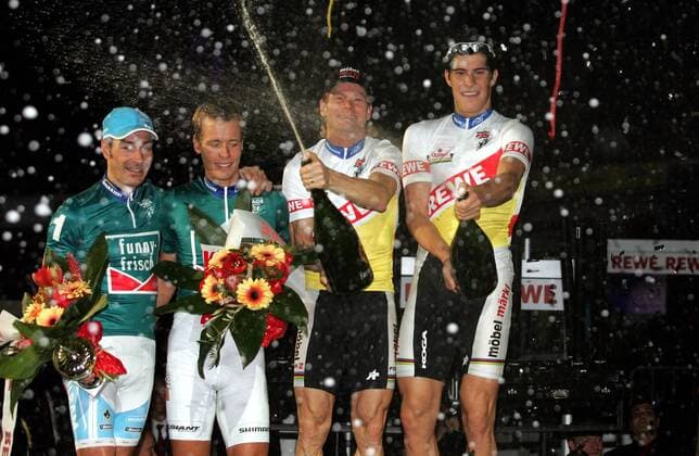 Die Sieger des Dortmunder 6 Tage Rennens Bruno Risi (2.v.re.) und Franco Marvulli (re., beide Schweiz) neben den den Zweitplatzierten Erik Zabel (li.) und Leif Lampater (beide Deutschland) Radsport Herren 66. Dortmunder 6 Tage Rennen 2007, Sextagerennen, Sechstage, Sechs, SixDays, Six Days Gruppe Dortmund Freude, Radsport Herren 66. Dortmunder 6 Tage Rennen 2007, Sextagerennen, Sechstage, Sechs, SixDays, Six Days Gruppe Dortmund Freude,