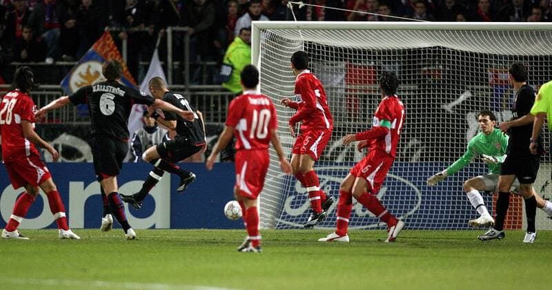 Kim Källström (Lyon, 2.v.li.) erzielt das 2:0 Fußball EC 1 Herren Champions League 2007 2008, Olympique Lyonnais - VfB Stuttgart 4:2, OL Totale Lyon Dynamik, Fußball EC 1 Herren Champions League 2007 2008, Olympique Lyonnais - VfB Stuttgart 4:2, OL Totale Lyon Dynamik,