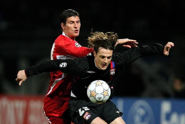 Sebastien Squillaci (Lyon, re.) gegen Mario Gomez (Stuttgart) Fußball EC 1 Herren Champions League 2007 2008, Olympique Lyonnais - VfB Stuttgart 4:2, OL Gruppe Lyon Dynamik, Fußball EC 1 Herren Champions League 2007 2008, Olympique Lyonnais - VfB Stuttgart 4:2, OL Gruppe Lyon Dynamik,