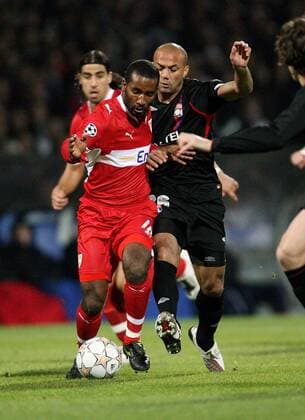 Cacau (Stuttgart, li.) gegen Fabio dos Santos (Lyon) Fußball EC 1 Herren Champions League 2007 2008, Olympique Lyonnais - VfB Stuttgart 4:2, OL Gruppe Lyon Dynamik, Fußball EC 1 Herren Champions League 2007 2008, Olympique Lyonnais - VfB Stuttgart 4:2, OL Gruppe Lyon Dynamik,