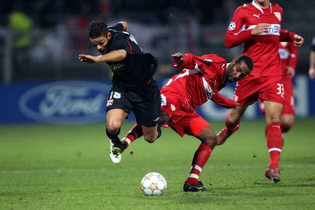 Hatem Ben Arfa (Lyon, li.) gegen Cacau (Stuttgart) -  Fußball EC 1 Herren Champions League 2007 2008, Olympique Lyonnais - VfB Stuttgart 4:2, OL Gruppe Lyon Dynamik, Kampf, Fußball EC 1 Herren Champions League 2007 2008, Olympique Lyonnais - VfB Stuttgart 4:2, OL Gruppe Lyon Dynamik, Kampf, 