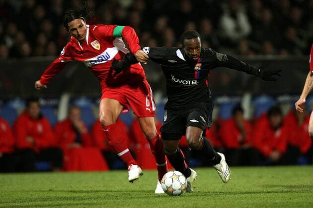 Sidney Govou (Lyon, re.) gegen Fernando Meira (Stuttgart) Fußball EC 1 Herren Champions League 2007 2008, Olympique Lyonnais - VfB Stuttgart 4:2, OL Gruppe Lyon Dynamik, Fußball EC 1 Herren Champions League 2007 2008, Olympique Lyonnais - VfB Stuttgart 4:2, OL Gruppe Lyon Dynamik, 