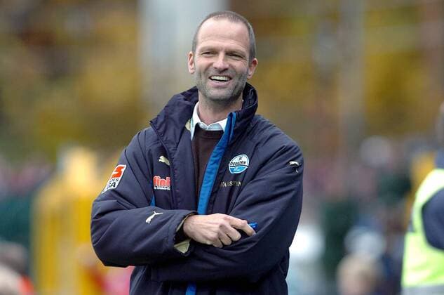 Trainer Holger Fach (Paderborn) gut gelaunt Fußball 2. BL Herren Saison 2007 2008, SC Paderborn 07, Einzelbild Paderborn Fußball 2. BL Herren Saison 2007 2008, SC Paderborn 07, Einzelbild Paderborn
