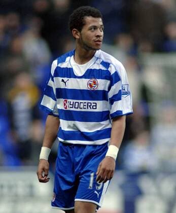 Liam Rosenior (Reading) schaut sich um -  Fußball Herren English Premier League 2006 2007, 1. Englische Liga, Reading FC Einzelbild Reading Fußball Herren English Premier League 2006 2007, 1. Englische Liga, Reading FC Einzelbild Reading