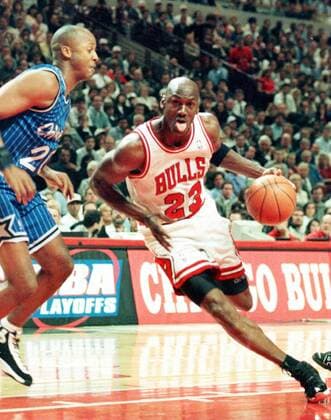 Michael Jordan (Chicago Bulls, re.) gegen Brian Shaw (Orlando Magic) -  (CHI9605210224954956) Basketball Herren NBA 1995 1996, Chicago Bulls - Orlando Magic, Playoffs, Playoff, Play Offs, Off Gruppe Chicago Dynamik, Basketball Herren NBA 1995 1996, Chicago Bulls - Orlando Magic, Playoffs, Playoff, Play Offs, Off Gruppe Chicago Dynamik,