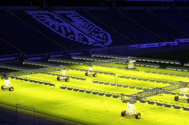 Beleuchtungsanlage sorgt in der Frankfurter Commerzbank Arena für zusätzliches Licht aufgrund von Lichtmangel Fußball 1. BL Herren Saison 2007 2008, Eintracht Frankfurt Rasenbesonnungsanlage Scheinwerfer Solarium, Rasensolarium UV Totale CommerzbankArena Bestrahlung bestrahlen künstliche Frankfurt M., künstliches künstlich Fußball 1. BL Herren Saison 2007 2008, Eintracht Frankfurt Rasenbesonnungsanlage Scheinwerfer Solarium, Rasensolarium UV Totale CommerzbankArena Bestrahlung bestrahlen künstliche Frankfurt M., künstliches künstlich