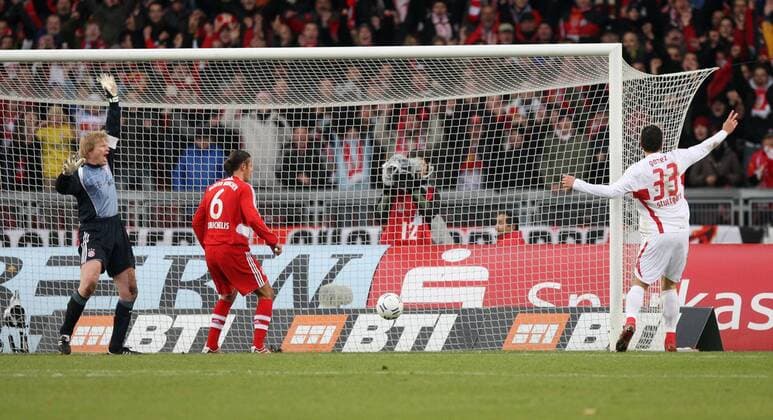 Mario Gomez (Stuttgart, re.) jubelt nach seinem Tor, während Torwart Oliver Kahn (Bayern) lautstark reklamiert Fußball 1. BL Herren Saison 2007 2008, VfB Stuttgart - FC Bayern München 3:1 Gruppe Stuttgart Freude, Fußball 1. BL Herren Saison 2007 2008, VfB Stuttgart - FC Bayern München 3:1 Gruppe Stuttgart Freude,