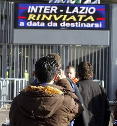 Fußballfans stehen vor den geschlossen Toren des Giuseppe Meazza Stadions; das Spiel zwischen Inter Mailand und Lazio Rom wurde aufgrund eines tödliche Zwischenfalls mit einem Fan abgesagt - Fußball Herren Serie A 2007 2008, 1. Italienische Liga, FC Internazionale Mailand - Lazio Rom Gruppe San Siro o0 Krawall, Krawalle, Ausschreitungen, Mailand o0 Fanausschreitungen, Randale Fußball Herren Serie A 2007 2008, 1. Italienische Liga, FC Internazionale Mailand - Lazio Rom Gruppe San Siro o0 Krawall, Krawalle, Ausschreitungen, Mailand o0 Fanausschreitungen, Randale