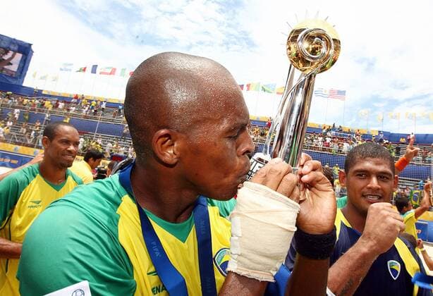 Junior Negao (Brasilien) küßt nach dem Gewinn des FIFA Beach Soccer World Cups 2007 den Weltmeisterpokal Beachsoccer WM Herren FIFA Beach Soccer World Cup 2007, Nationalmannschaft, Länderspiel, Nationaltrikot, Einzelbild Hilton Santos Rio de Janeiro, Freude, Beachsoccer WM Herren FIFA Beach Soccer World Cup 2007, Nationalmannschaft, Länderspiel, Nationaltrikot, Einzelbild Hilton Santos Rio de Janeiro, Freude,