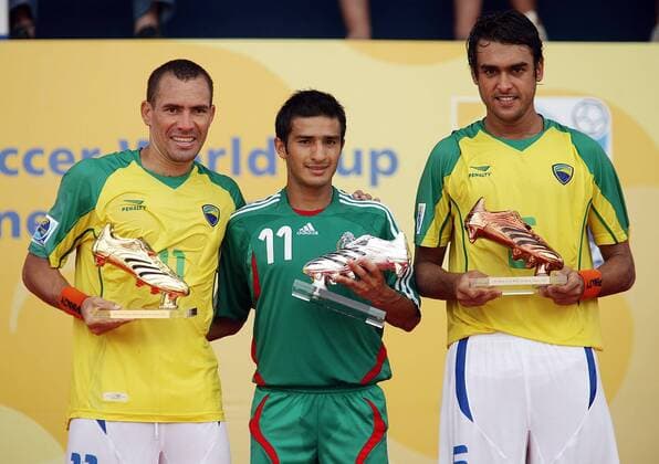 Torschützenkönig Buru (li.), Morgan Plata (Mexiko, Mitte) und Bruno (beide Brasilien) werden als beste Torschützen des FIFA Beach Soccer World Cups 2007 mit einem goldenen, silbernen, und bronzenen Adidas Schuh ausgezeichnet Beachsoccer WM Herren FIFA Beach Soccer World Cup 2007, Nationalmannschaft, Länderspiel, Nationaltrikot, Gruppe Rio de Janeiro, Freude, Beachsoccer WM Herren FIFA Beach Soccer World Cup 2007, Nationalmannschaft, Länderspiel, Nationaltrikot, Gruppe Rio de Janeiro, Freude,