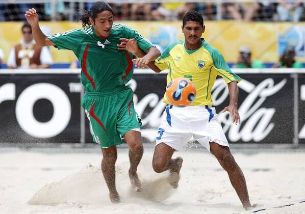 Francisco Cati (Mexiko, li.) gegen Andre (Brasilien) Beachsoccer WM Herren FIFA Beach Soccer World Cup 2007, Beachfußball, Länderspiel, Nationalmannschaft, Nationaltrikot Gruppe Rio de Janeiro Dynamik, Beachsoccer WM Herren FIFA Beach Soccer World Cup 2007, Beachfußball, Länderspiel, Nationalmannschaft, Nationaltrikot Gruppe Rio de Janeiro Dynamik,