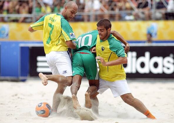 Gustavo Rosales (Mexiko, Mitte) wird von Sidney (li.) und Betinho (beide Brasilien) in die Zange genommen Beachsoccer WM Herren FIFA Beach Soccer World Cup 2007, Beachfußball, Länderspiel, Nationalmannschaft, Nationaltrikot Gruppe Rio de Janeiro Dynamik, Beachsoccer WM Herren FIFA Beach Soccer World Cup 2007, Beachfußball, Länderspiel, Nationalmannschaft, Nationaltrikot Gruppe Rio de Janeiro Dynamik,