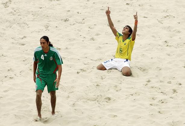 Bruno (Brasilien, re.) jubelt, daneben Francisco Cati (Mexiko) Beachsoccer WM Herren FIFA Beach Soccer World Cup 2007, Beachfußball, Länderspiel, Nationalmannschaft, Nationaltrikot Gruppe Rio de Janeiro Freude Beachsoccer WM Herren FIFA Beach Soccer World Cup 2007, Beachfußball, Länderspiel, Nationalmannschaft, Nationaltrikot Gruppe Rio de Janeiro Freude