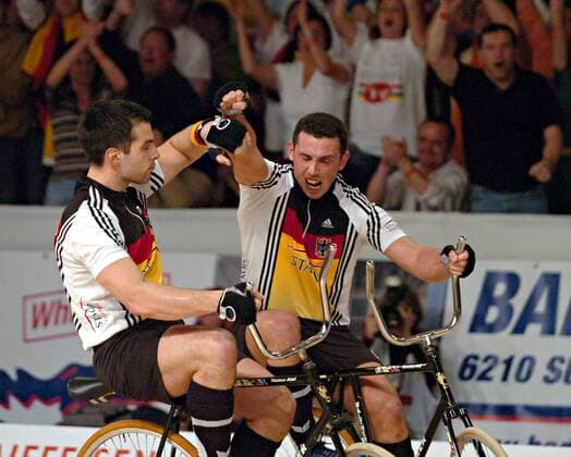 Christian Hess (re.) und Thomas Abel (beide Deutschland) bejubeln den WM Titel 2007 im Radball Radsport WM Herren WM 2007, Hallenradsport, Rad, Halle, Indoor, Radball, Nationalmannschaft, Nationaltrikot Gruppe Winterthur Freude, Begeisterung, Radsport WM Herren WM 2007, Hallenradsport, Rad, Halle, Indoor, Radball, Nationalmannschaft, Nationaltrikot Gruppe Winterthur Freude, Begeisterung,