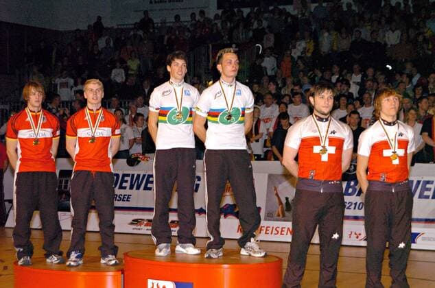 Siegerehrung 2er bei der Kunstrad WM 2007 - Weltmeister Felix Niederberger (3.v.re.) und Jonas Niederberger vor Manuel Huber (2.v.li.) und Viktor Volk (alle Deutschland) und Beni Jost und Joel Schmid (beide Schweiz) Radsport WM Herren WM 2007, Hallenradsport, Rad, Halle, Indoor, Kunstrad, Kunstradfahren, Kunstradsport, Gruppe Winterthur Radsport WM Herren WM 2007, Hallenradsport, Rad, Halle, Indoor, Kunstrad, Kunstradfahren, Kunstradsport, Gruppe Winterthur