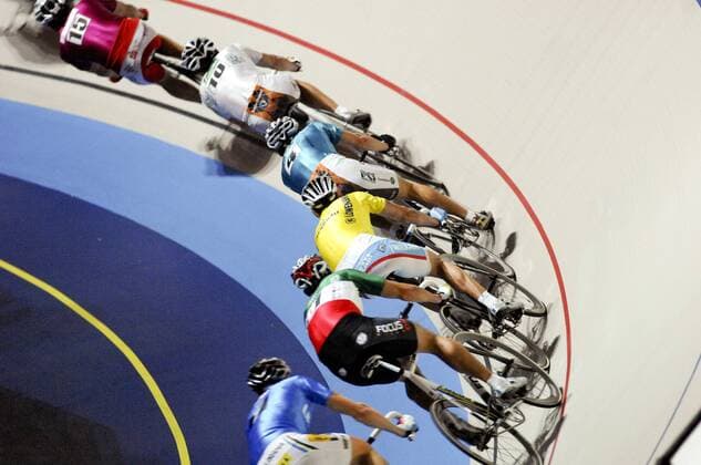 Feld des Münchener Sechstagerennens mit Erik Zabel (Deutschland Milram, gelb) Radsport Herren 44. Münchener 6 Tage Rennen 2007, Sechstagerennen, Sechstage, Sechs, Sixdays, six days Gruppe München Dynamik, Radsport Herren 44. Münchener 6 Tage Rennen 2007, Sechstagerennen, Sechstage, Sechs, Sixdays, six days Gruppe München Dynamik,