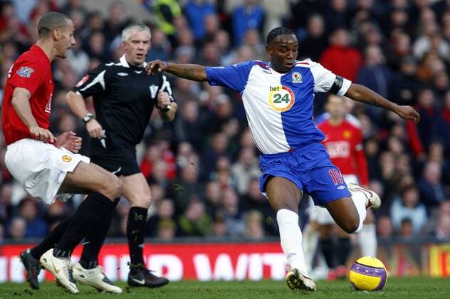 Benni McCarthy (Blackburn, re.) gegen Rio Ferdinand (Manchester United) -  Fußball Herren English Premier League 2007 2008, 1. Englische Liga, Manchester United - Blackburn Rovers 2:0, ManU Gruppe Manchester Dynamik, Fußball Herren English Premier League 2007 2008, 1. Englische Liga, Manchester United - Blackburn Rovers 2:0, ManU Gruppe Manchester Dynamik,