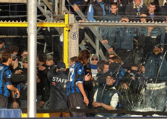 Cristiano Doni (Bergamo) versucht die aufgebrachten Ultras hinter der zerstörten Barriere zu beruhigen - Fußball Herren Serie A 2007 2008, 1. Italienische Liga, Atalanta Bergamo, Abbruch, Spielabbruch, Glasscheibe Totale Barriere, Hooligans, Schriftzug o0 Vandalismus Bergamo, o0 Zerstörung Fußball Herren Serie A 2007 2008, 1. Italienische Liga, Atalanta Bergamo, Abbruch, Spielabbruch, Glasscheibe Totale Barriere, Hooligans, Schriftzug o0 Vandalismus Bergamo, o0 Zerstörung