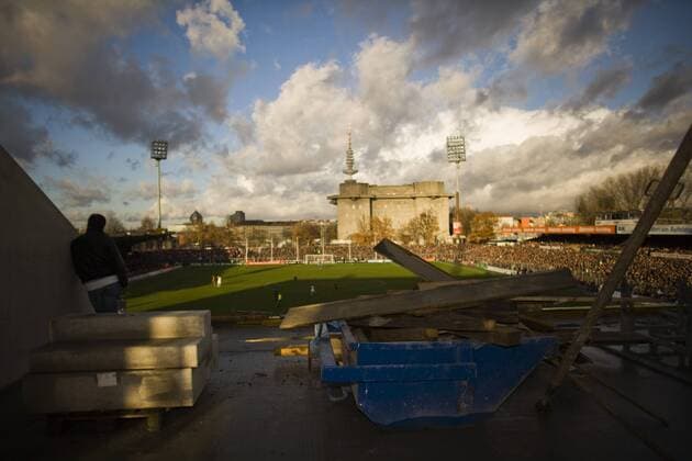 Fußball, Stadiongeschichte FC St. Pauli Blick von der Baustelle der neuen Südtribüne des Hamburger Millerntorstadions auf das Spielfeld Fußball 2. BL Herren Saison 2007 2008, FC St. Pauli, Sankt o0 Rohbau, Totale Millerntorstadion, Millerntor Hamburg Fußball 2. BL Herren Saison 2007 2008, FC St. Pauli, Sankt o0 Rohbau, Totale Millerntorstadion, Millerntor Hamburg