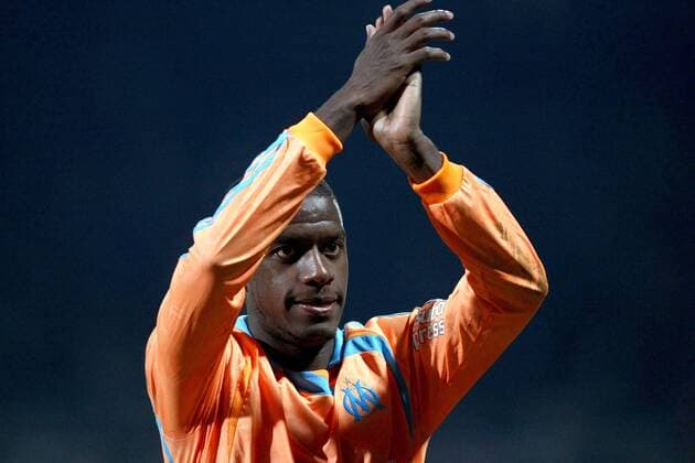Jacques Faty (Marseille) bedankt sich bei den Anhängern -  (pan23167) Fußball Herren Ligue 1 2007 2008, 1. Französische Liga, Olympique de Marseille, OM Einzelbild Lyon Freude, Fußball Herren Ligue 1 2007 2008, 1. Französische Liga, Olympique de Marseille, OM Einzelbild Lyon Freude, 