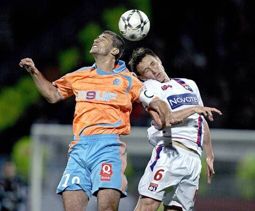 Lorik Cana (Marseille, li.) gegen Kim Källstrom (Lyon) - (pan23177) Fußball Herren Ligue 1 2007 2008, 1. Französische Liga, Olympique Lyonnais - Olympique de Marseille 1:2, OM, OL Gruppe Lyon Dynamik, Fußball Herren Ligue 1 2007 2008, 1. Französische Liga, Olympique Lyonnais - Olympique de Marseille 1:2, OM, OL Gruppe Lyon Dynamik,