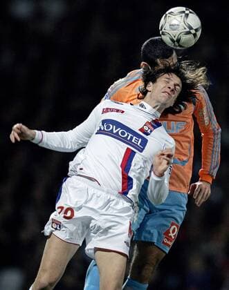 Sebastien Squillaci (Lyon) im Duell - (pan23177) Fußball Herren Ligue 1 2007 2008, 1. Französische Liga, Olympique Lyonnais - Olympique de Marseille 1:2, OM, OL Gruppe Lyon Dynamik, Kampf, Fußball Herren Ligue 1 2007 2008, 1. Französische Liga, Olympique Lyonnais - Olympique de Marseille 1:2, OM, OL Gruppe Lyon Dynamik, Kampf,