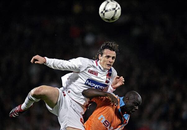 Sebastien Squillaci (Lyon, li.) gegen Modeste Mbami (Marseille) - (pan23177) Fußball Herren Ligue 1 2007 2008, 1. Französische Liga, Olympique Lyonnais - Olympique de Marseille 1:2, OM, OL Gruppe Lyon Dynamik, Fußball Herren Ligue 1 2007 2008, 1. Französische Liga, Olympique Lyonnais - Olympique de Marseille 1:2, OM, OL Gruppe Lyon Dynamik,