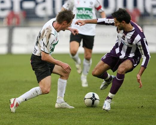 Gernot Plassnegger (Austria Kärnten, li.) gegen Yüksel Sariyar (Austria Wien) Fußball Herren tmobileBundesliga 2007 2008, 1. Österreichische Liga, SK Austria Kärnten - FK Austria Magna Wien 0:1 Gruppe Klagenfurt Dynamik, Fußball Herren tmobileBundesliga 2007 2008, 1. Österreichische Liga, SK Austria Kärnten - FK Austria Magna Wien 0:1 Gruppe Klagenfurt Dynamik,