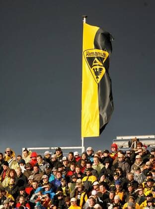Aachener Vereinsfahne weht über dem Fanblock Fußball 2. BL Herren Saison 2007 2008, Alemannia Aachen Totale Aachen Fußball 2. BL Herren Saison 2007 2008, Alemannia Aachen Totale Aachen