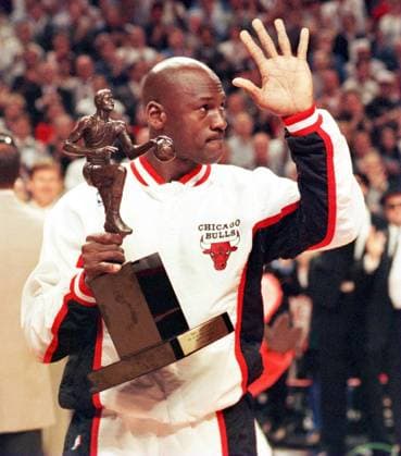 Michael Jordan (Chicago Bulls) präsentiert stolz die Trophäe für den wertvollsten Spieler der regulären Saison 1995 1996 -  (CHI9605210324955957) Basketball Herren NBA 1995 1996, Auszeichnung, Spielerauszeichnung, Ehrung, Spielerehrung Einzelbild Chicago Basketball Herren NBA 1995 1996, Auszeichnung, Spielerauszeichnung, Ehrung, Spielerehrung Einzelbild Chicago