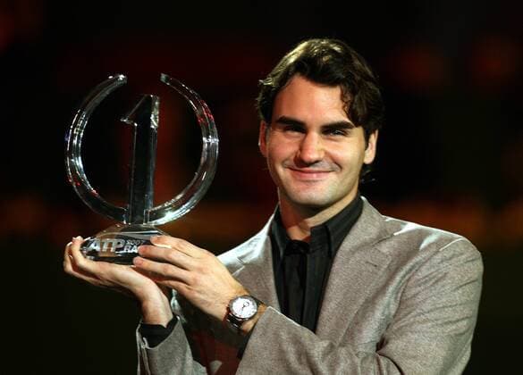 Roger Federer (Schweiz) ist die alte und neue Nummer Eins der Tennisweltrangliste und präsentiert die INDESIT ATP Trophy für seinen ersten Platz im Champions Race 2007 Tennis WM Herren ATP Masters Cup 2007, Series, Tour, Einzelbild o0 Ehrung Sportlerehrung Sportlerauszeichnung Shanghai Freude, Tennis WM Herren ATP Masters Cup 2007, Series, Tour, Einzelbild o0 Ehrung Sportlerehrung Sportlerauszeichnung Shanghai Freude,