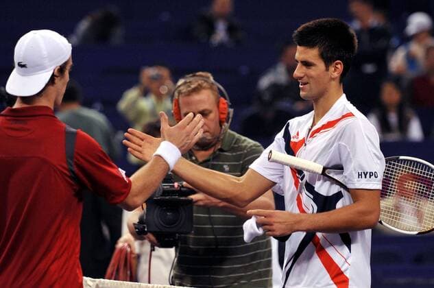 Novak Djokovic (Serbien, re.) gratuliert Richard Gasquet (Frankreich) beobachtet von einem Kameramann -  (IMCpau16105701) Tennis WM Herren ATP Masters Cup 2007, Series, Tour Gruppe Shanghai Tennis WM Herren ATP Masters Cup 2007, Series, Tour Gruppe Shanghai