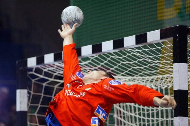 Torwart Slawomir Szmal (Rhein Neckar Löwen) kann den Ball abwehren Handball 1. BL Herren Saison 2007 2008, Rhein Neckar Löwen, SG Kronau Östringen Einzelbild Magdeburg Abwehr, Dynamik, Handball 1. BL Herren Saison 2007 2008, Rhein Neckar Löwen, SG Kronau Östringen Einzelbild Magdeburg Abwehr, Dynamik,
