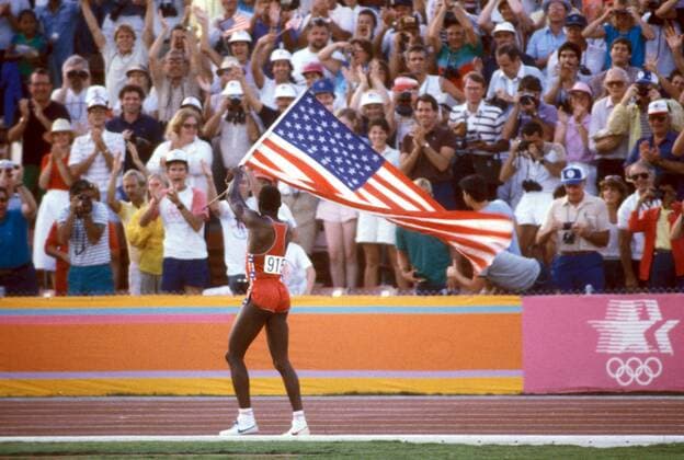 Olympiasieger Carl Lewis (USA) lässt sich auf seiner Ehrenrunde von den Zuschauern feiern Leichtathletik OS Sommer Herren Olympische Spiele Los Angeles 1984, Sommerspiele, Nationaltrikot Totale Los Angeles Freude, Leichtathletik OS Sommer Herren Olympische Spiele Los Angeles 1984, Sommerspiele, Nationaltrikot Totale Los Angeles Freude,