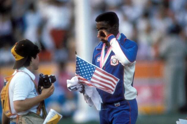 Carl Lewis (USA), Olympiasieger 1984 über 200m, ist gerührt Leichtathletik OS Sommer Herren Olympische Spiele Los Angeles 1984, Sommerspiele, Gruppe Los Angeles Leichtathletik OS Sommer Herren Olympische Spiele Los Angeles 1984, Sommerspiele, Gruppe Los Angeles