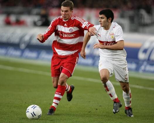 Lukas Podolski (Bayern, li.) gegen Serdar Tasci (Stuttgart) Fußball 1. BL Herren Saison 2007 2008, VfB Stuttgart - FC Bayern München 3:1 Gruppe Stuttgart Dynamik, Fußball 1. BL Herren Saison 2007 2008, VfB Stuttgart - FC Bayern München 3:1 Gruppe Stuttgart Dynamik,