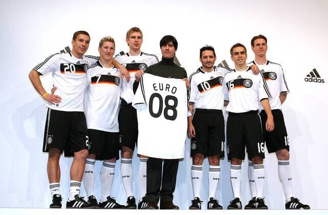 Präsentation des neuen Adidas Nationaltrikots für die EURO 2008 mit: Bundestrainer Joachim Löw (Mitte) und v.li.: Lukas Podolski, Bastian Schweinsteiger, Per Mertesacker, Oliver Neuville, Philipp Lahm, Tim Borowski (alle Deutschland) Fußball EM Herren Vorschau 2007, EM 2008, Nationalteam, Nationaltrikot, Präsentation, Pressetermin, Gruppe o0 Trikotvorstellung, Trikot Trikotpräsentation Hannover Fußball EM Herren Vorschau 2007, EM 2008, Nationalteam, Nationaltrikot, Präsentation, Pressetermin, Gruppe o0 Trikotvorstellung, Trikot Trikotpräsentation Hannover