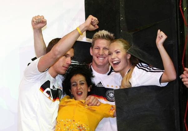 Lukas Podolski (li.) und Bastian Schweinsteiger (beide Deutschland) vergnügen sich während der Präsentation des neuen Adidas Nationaltrikots für die EURO 2008 mit zwei weiblichen Models Fußball EM Herren Vorschau 2007, EM 2008, Nationalteam, Nationaltrikot, Präsentation, Pressetermin, Gruppe o0 Trikotvorstellung, Trikot Trikotpräsentation Hannover Freude, Fußball EM Herren Vorschau 2007, EM 2008, Nationalteam, Nationaltrikot, Präsentation, Pressetermin, Gruppe o0 Trikotvorstellung, Trikot Trikotpräsentation Hannover Freude,