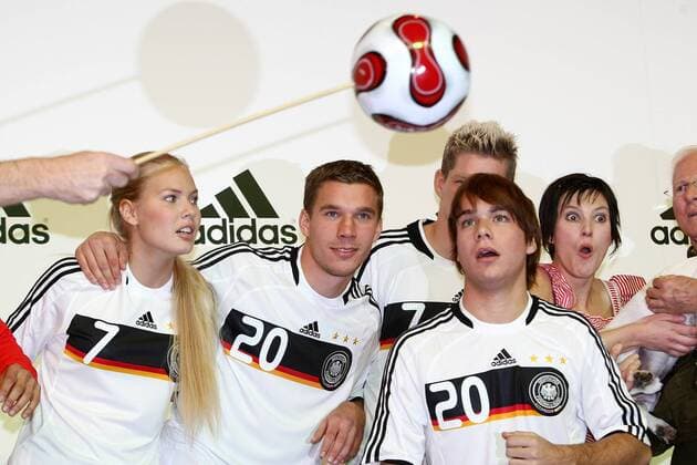 Lukas Podolski (Deutschland, 2.v.li.) während der Präsentation des neuen Adidas Nationaltrikots für die EURO 2008 - Der Ball am Stock sorgt für erstaunen bei den Models Fußball EM Herren Vorschau 2007, EM 2008, Nationalteam, Nationaltrikot, Präsentation, Pressetermin, Gruppe o0 Trikotvorstellung, Trikot Trikotpräsentation Hannover Fußball EM Herren Vorschau 2007, EM 2008, Nationalteam, Nationaltrikot, Präsentation, Pressetermin, Gruppe o0 Trikotvorstellung, Trikot Trikotpräsentation Hannover