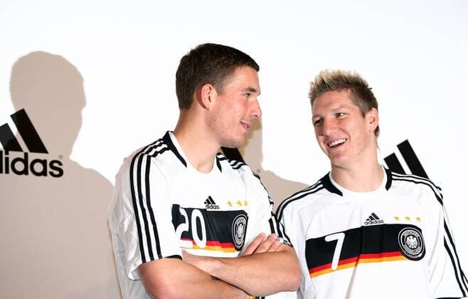 Lukas Podolski (li.) und Bastian Schweinsteiger (beide Deutschland) im Gespräch während der Präsentation des neuen Adidas Nationaltrikots für die EURO 2008 Fußball EM Herren Vorschau 2007, EM 2008, Nationalteam, Nationaltrikot, Präsentation, Pressetermin, Gruppe o0 Trikotvorstellung, Trikot Trikotpräsentation Hannover Fußball EM Herren Vorschau 2007, EM 2008, Nationalteam, Nationaltrikot, Präsentation, Pressetermin, Gruppe o0 Trikotvorstellung, Trikot Trikotpräsentation Hannover