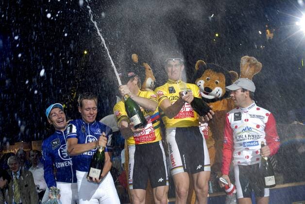 Siegerehrung 44. Münchner 6 Tage Rennens 2007: Die Sieger Franco Marvulli (Mitte re.) und Bruno Risi (beide Schweiz, Mitte li.) feiern mit einer ordentlichen Sektdusche mit den zweiten Erik Zabel (li.) und Leif Lampater (beide Deutschland, 2.v.li.) Radsport Herren 44. Münchner 6 Tage Rennen 2007, Sechstagerennen, Sechstage, Sixdays, Six Days Gruppe München Freude, Begeisterung, Radsport Herren 44. Münchner 6 Tage Rennen 2007, Sechstagerennen, Sechstage, Sixdays, Six Days Gruppe München Freude, Begeisterung,