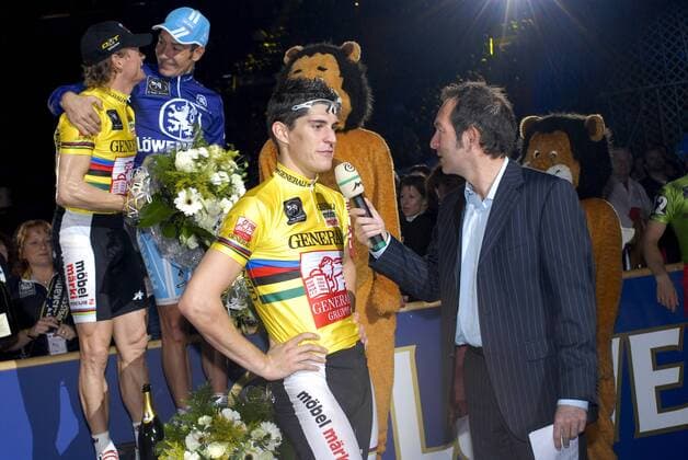 Franco Marvulli (Mitte) im Interview während Bruno Risi (beide Schweiz, li.) sich mit Erik Zabel (Deutschland, 2.v.li.) unterhält Radsport Herren 44. Münchner 6 Tage Rennen 2007, Sechstagerennen, Sechstage, Sixdays, Six Days Gruppe München Radsport Herren 44. Münchner 6 Tage Rennen 2007, Sechstagerennen, Sechstage, Sixdays, Six Days Gruppe München