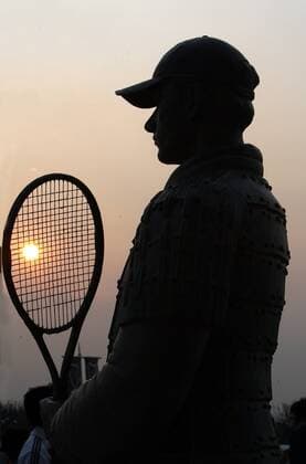 Skulptur von Andy Roddick (USA) als Terrakottasoldat anlässlich der ATP Masters 2007 in der Dämmerung Tennis WM Herren ATP Masters Cup 2007, Series, Tour, China, chinesischer, Atmosphäre, Stimmung, Idol, Tennisspieler Einzelbild Terrakottastatue, Terrakottastatuen Shanghai, Terrakottasoldaten Tennis WM Herren ATP Masters Cup 2007, Series, Tour, China, chinesischer, Atmosphäre, Stimmung, Idol, Tennisspieler Einzelbild Terrakottastatue, Terrakottastatuen Shanghai, Terrakottasoldaten